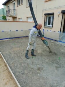 Sébastien, dirigeant de DS Rénov 31, en train de couler une dalle en béton
